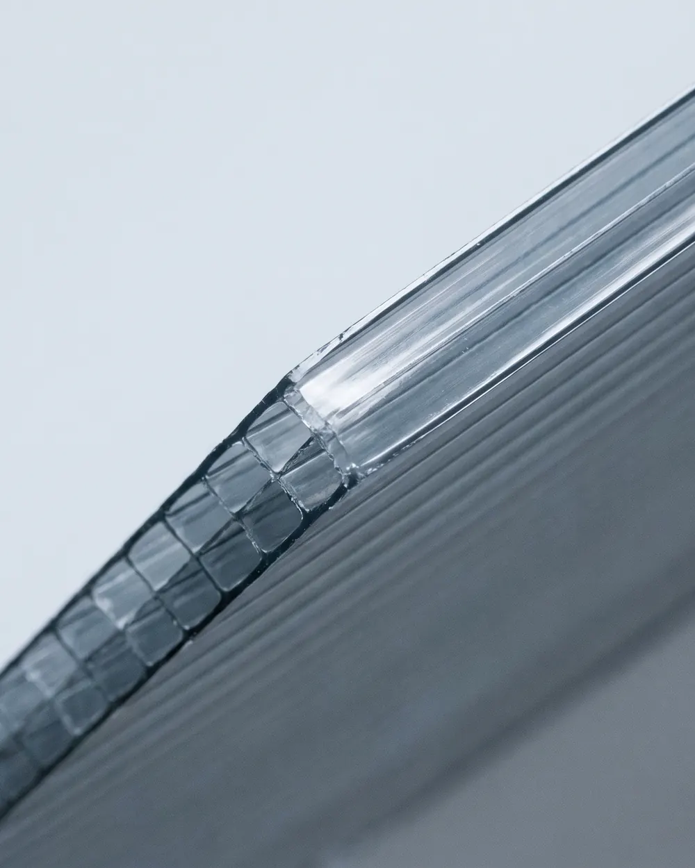 A cleanly cut edge of 5mm twin-wall polypropylene sheet, the rib cross-section visible along the cut.